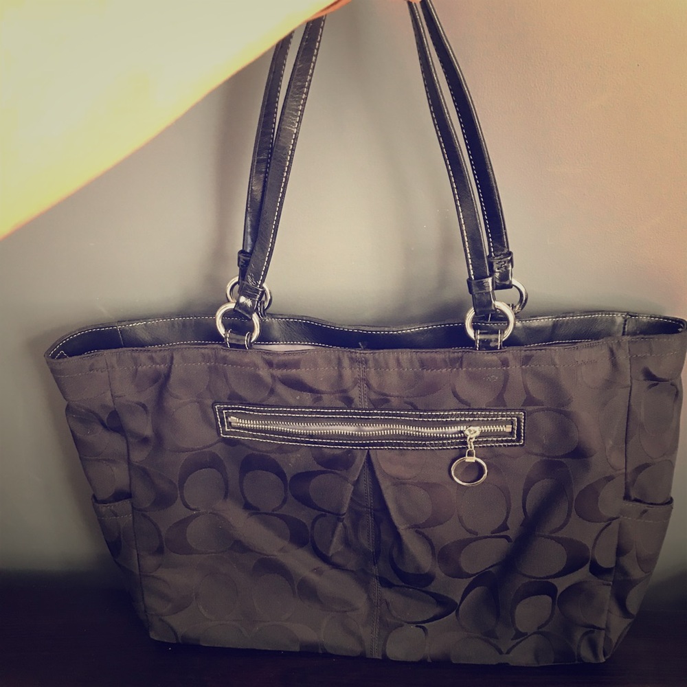 Large Coach classic “C” shoulder bag! 💁🏻‍♀️